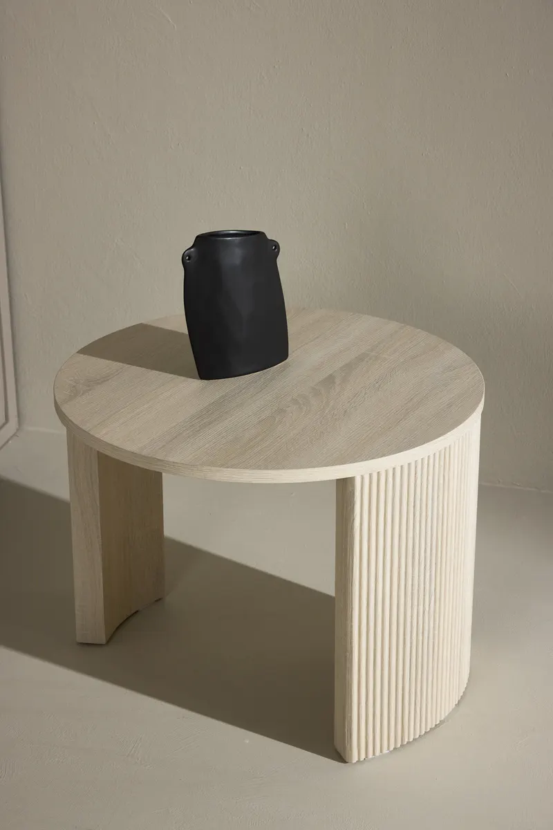Bristol runder Couchtisch Ø 60 cm mit gerillten Bogenwangen in Whitewash, im Wohnraum, Ansicht 2