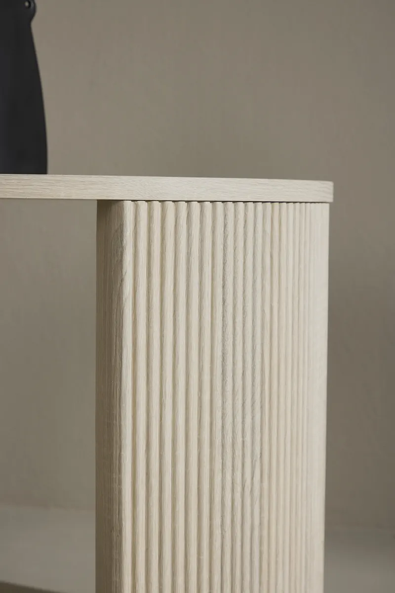 Bristol runder Couchtisch Ø 60 cm mit gerillten Bogenwangen in Whitewash, im Wohnraum, Ansicht 3