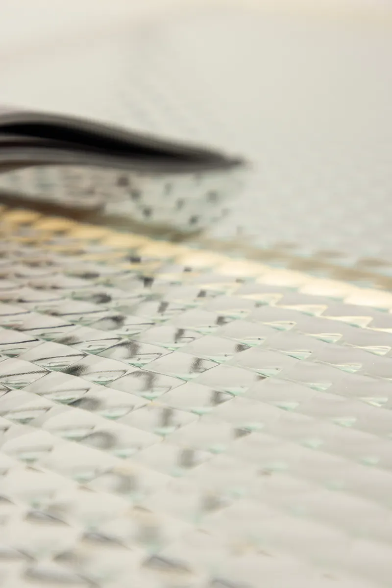 Bubbles runder Couchtisch Ø 98 cm mit Glasplatte und goldfarbenem Rand, im Wohnraum, Ansicht 9