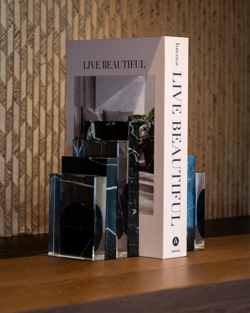 Fancy, Schwarz von Richmond Interiors, Wohnbeispiel 6, im Wohnraum