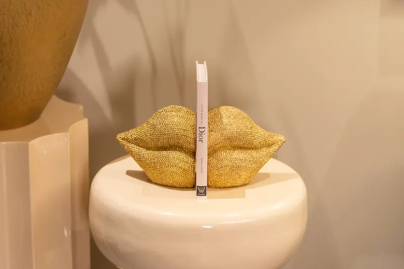 Buchstützen Kiss von Richmond Interiors, Wohnbeispiel 20, im Wohnraum