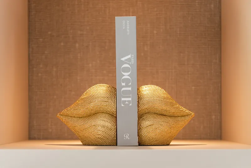 Buchstützen Kiss von Richmond Interiors, Wohnbeispiel 9, im Wohnraum