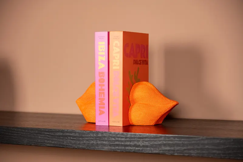 Buchstützen Lips, Orange von Richmond Interiors, Wohnbeispiel 7, im Wohnraum