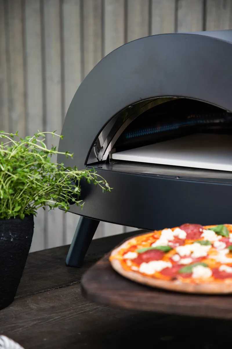 Bukom Pizzaofen mit halbrunder Haube, im Wohnraum, Ansicht 3