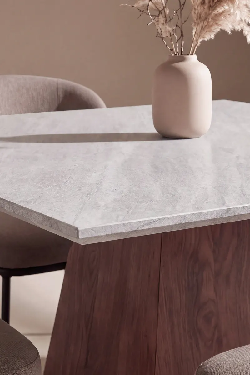 Cael & Edina Essgruppe mit quadratischem Esstisch und vier Polsterstühlen in Braun, Gestell Schwarz, im Wohnraum, Ansicht 3