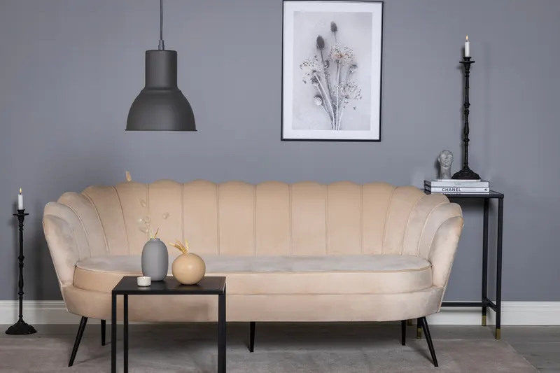 Calais Sofa mit Muschel-Rückenlehne in Beige, Gestell Schwarz, Polyester-Samt, im Wohnraum, Ansicht 1