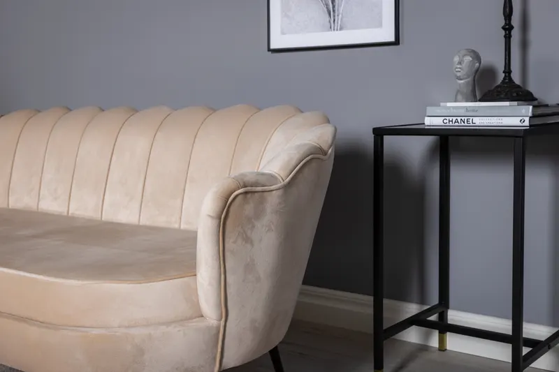 Calais Sofa mit Muschel-Rückenlehne in Beige, Gestell Schwarz, Polyester-Samt, im Wohnraum, Ansicht 2