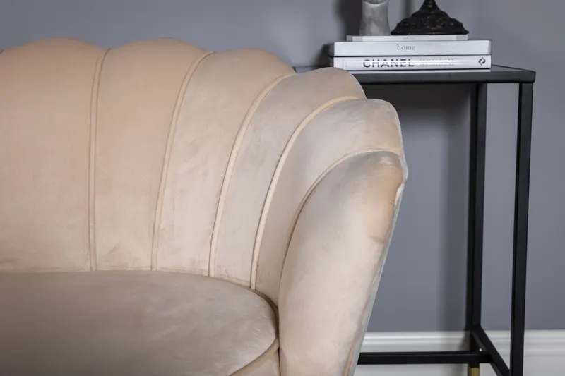 Calais Sofa mit Muschel-Rückenlehne in Beige, Gestell Schwarz, Polyester-Samt, im Wohnraum, Ansicht 3