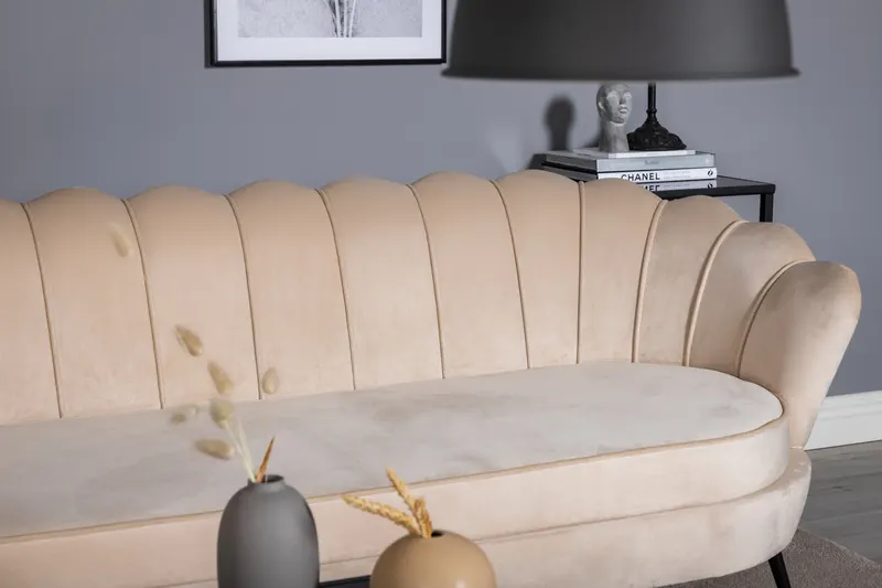 Calais Sofa mit Muschel-Rückenlehne in Beige, Gestell Schwarz, Polyester-Samt, im Wohnraum, Ansicht 4