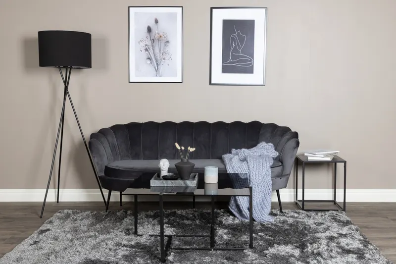 Calais Sofa mit Muschel-Rückenlehne in Dunkelgrau, Gestell Schwarz, Polyester-Samt, im Wohnraum, Ansicht 1