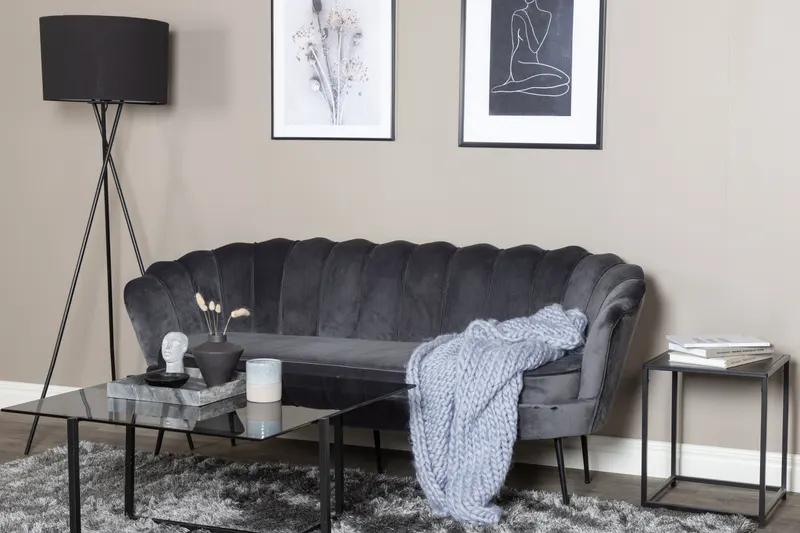 Calais Sofa mit Muschel-Rückenlehne in Dunkelgrau, Gestell Schwarz, Polyester-Samt, im Wohnraum, Ansicht 2