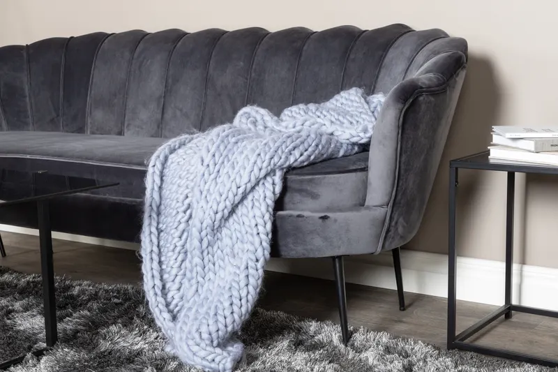 Calais Sofa mit Muschel-Rückenlehne in Dunkelgrau, Gestell Schwarz, Polyester-Samt, im Wohnraum, Ansicht 3