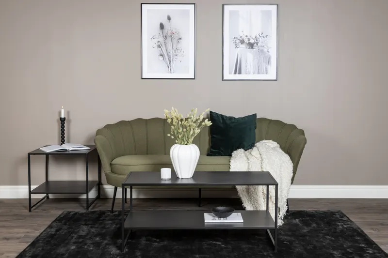 Calais Sofa mit Muschel-Rückenlehne in Grün, Gestell Schwarz, Polyester, im Wohnraum, Ansicht 1