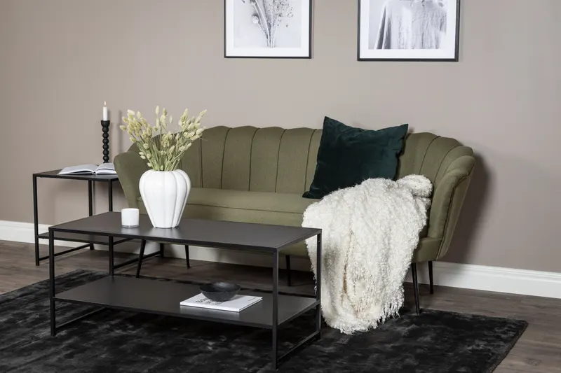 Calais Sofa mit Muschel-Rückenlehne in Grün, Gestell Schwarz, Polyester, im Wohnraum, Ansicht 2
