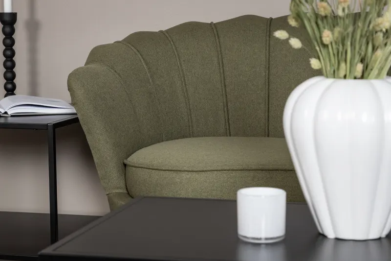 Calais Sofa mit Muschel-Rückenlehne in Grün, Gestell Schwarz, Polyester, im Wohnraum, Ansicht 3