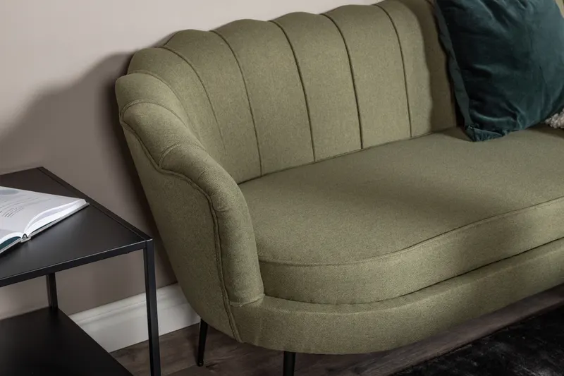 Calais Sofa mit Muschel-Rückenlehne in Grün, Gestell Schwarz, Polyester, im Wohnraum, Ansicht 4