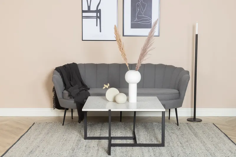 Calais Sofa mit Muschel-Rückenlehne in Grau, Gestell Schwarz, Polyester, im Wohnraum, Ansicht 1