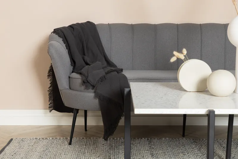 Calais Sofa mit Muschel-Rückenlehne in Grau, Gestell Schwarz, Polyester, im Wohnraum, Ansicht 2