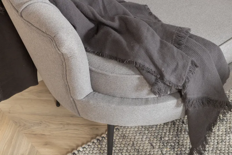 Calais Sofa mit Muschel-Rückenlehne in Grau, Gestell Schwarz, Polyester, im Wohnraum, Ansicht 3