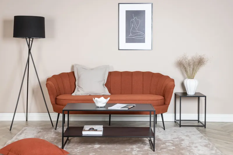 Calais Sofa mit Muschel-Rückenlehne in Rot, Gestell Schwarz, Polyester, im Wohnraum, Ansicht 1