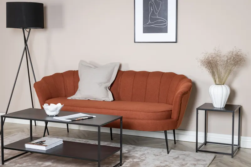 Calais Sofa mit Muschel-Rückenlehne in Rot, Gestell Schwarz, Polyester, im Wohnraum, Ansicht 2