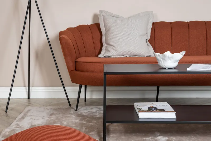 Calais Sofa mit Muschel-Rückenlehne in Rot, Gestell Schwarz, Polyester, im Wohnraum, Ansicht 3