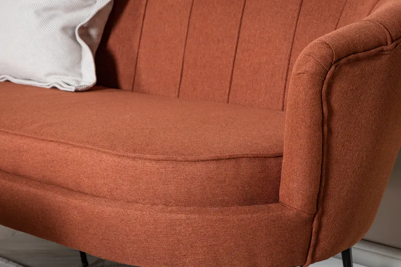 Calais Sofa mit Muschel-Rückenlehne in Rot, Gestell Schwarz, Polyester, im Wohnraum, Ansicht 4