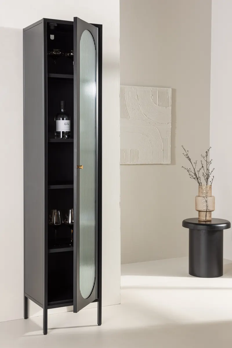 Cali schmales Highboard mit gewellter Glastür in Schwarz, im Wohnraum, Ansicht 1