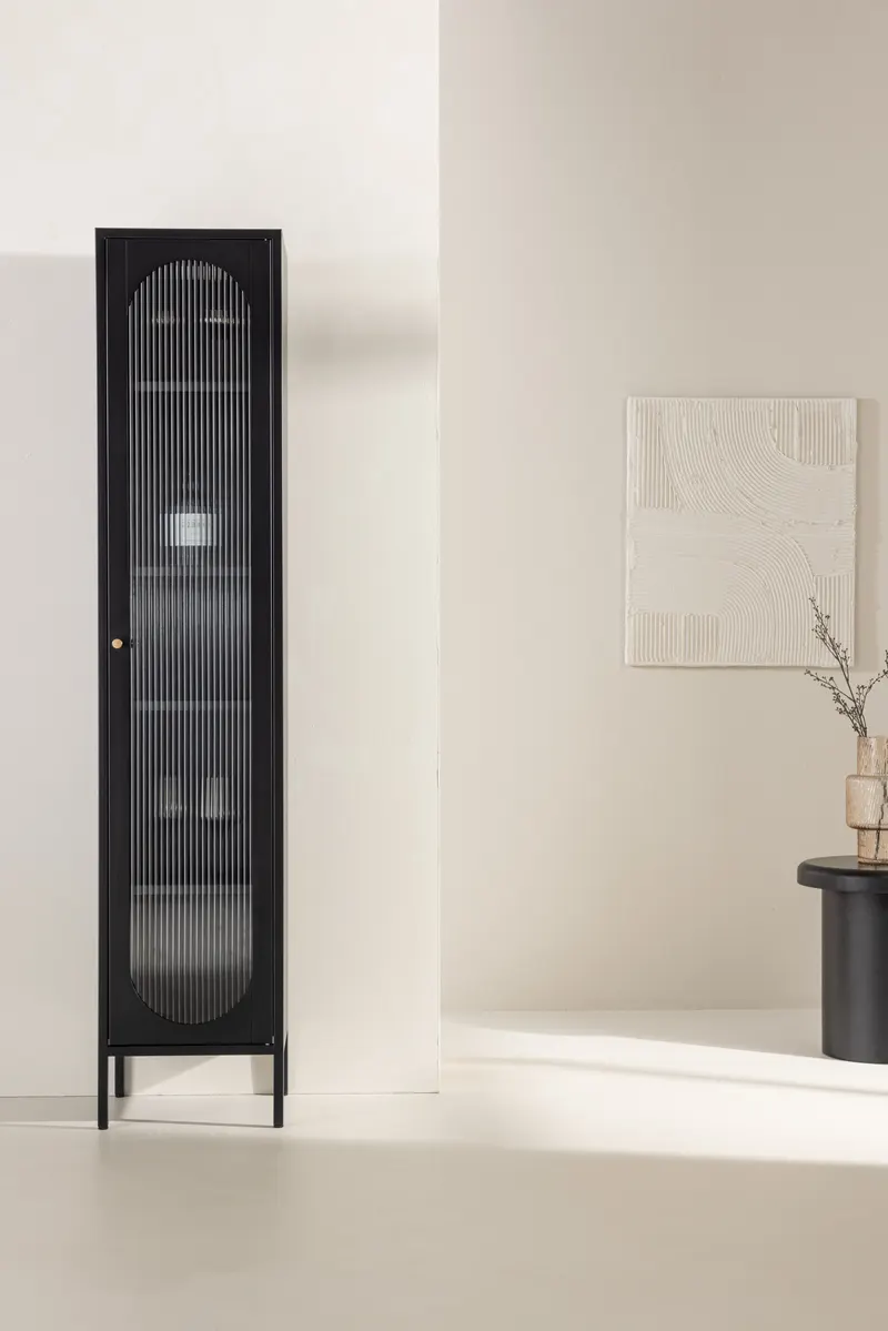 Cali schmales Highboard mit gewellter Glastür in Schwarz, im Wohnraum, Ansicht 2