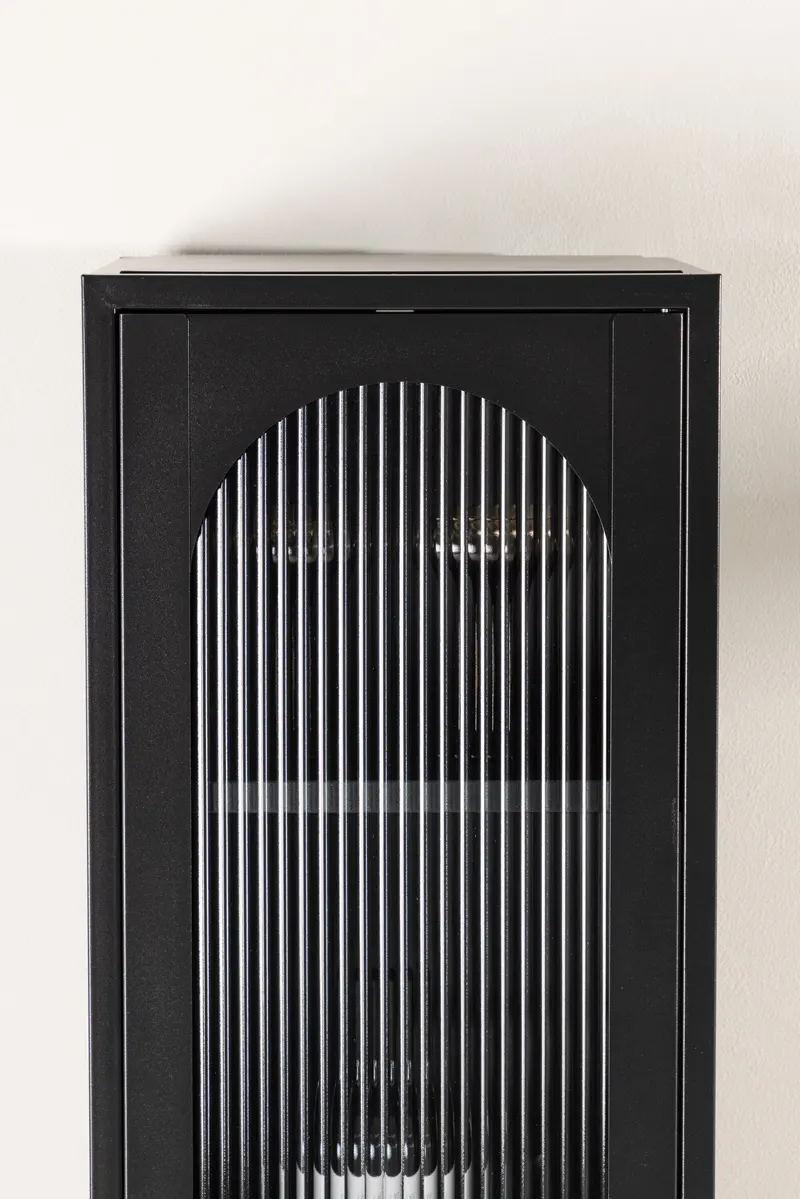 Cali schmales Highboard mit gewellter Glastür in Schwarz, im Wohnraum, Ansicht 3