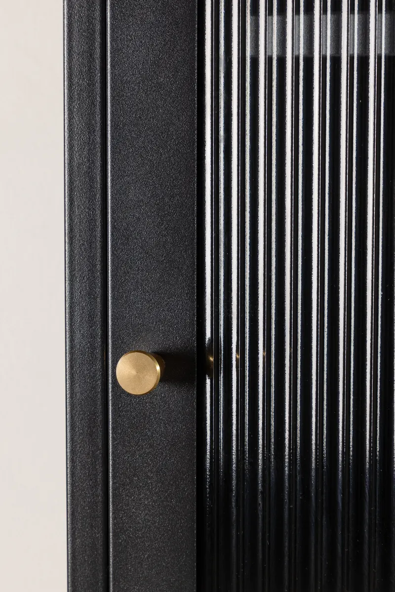 Cali schmales Highboard mit gewellter Glastür in Schwarz, im Wohnraum, Ansicht 4