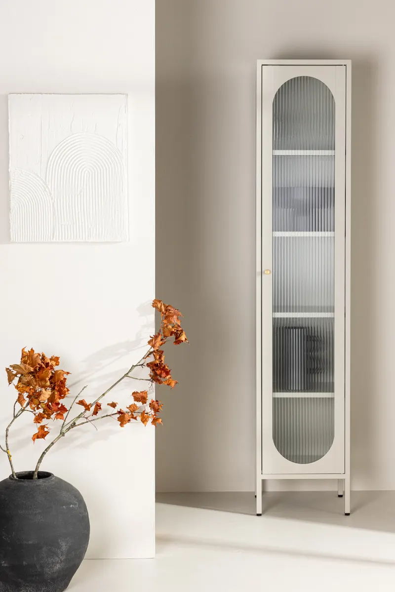 Cali schmales Highboard mit gewellter Glastür in Beige, im Wohnraum, Ansicht 1