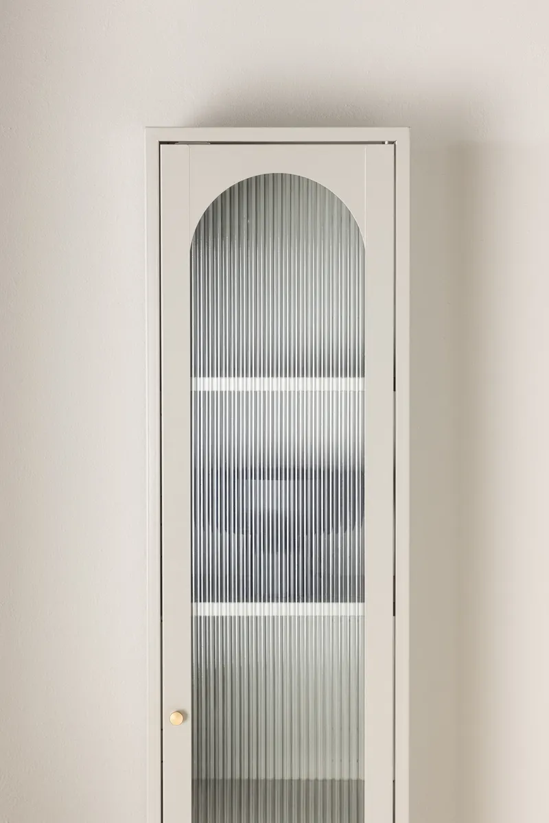 Cali schmales Highboard mit gewellter Glastür in Beige, im Wohnraum, Ansicht 2
