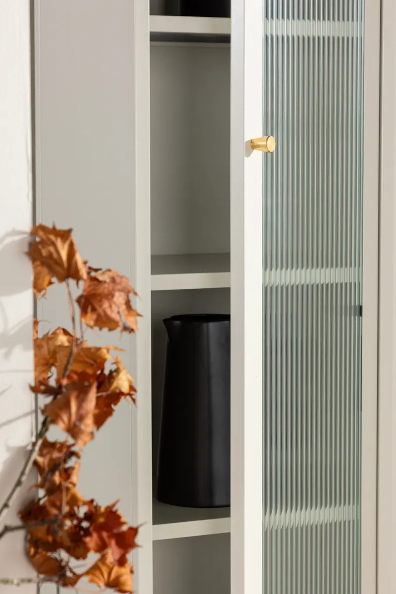 Cali schmales Highboard mit gewellter Glastür in Beige, im Wohnraum, Ansicht 3