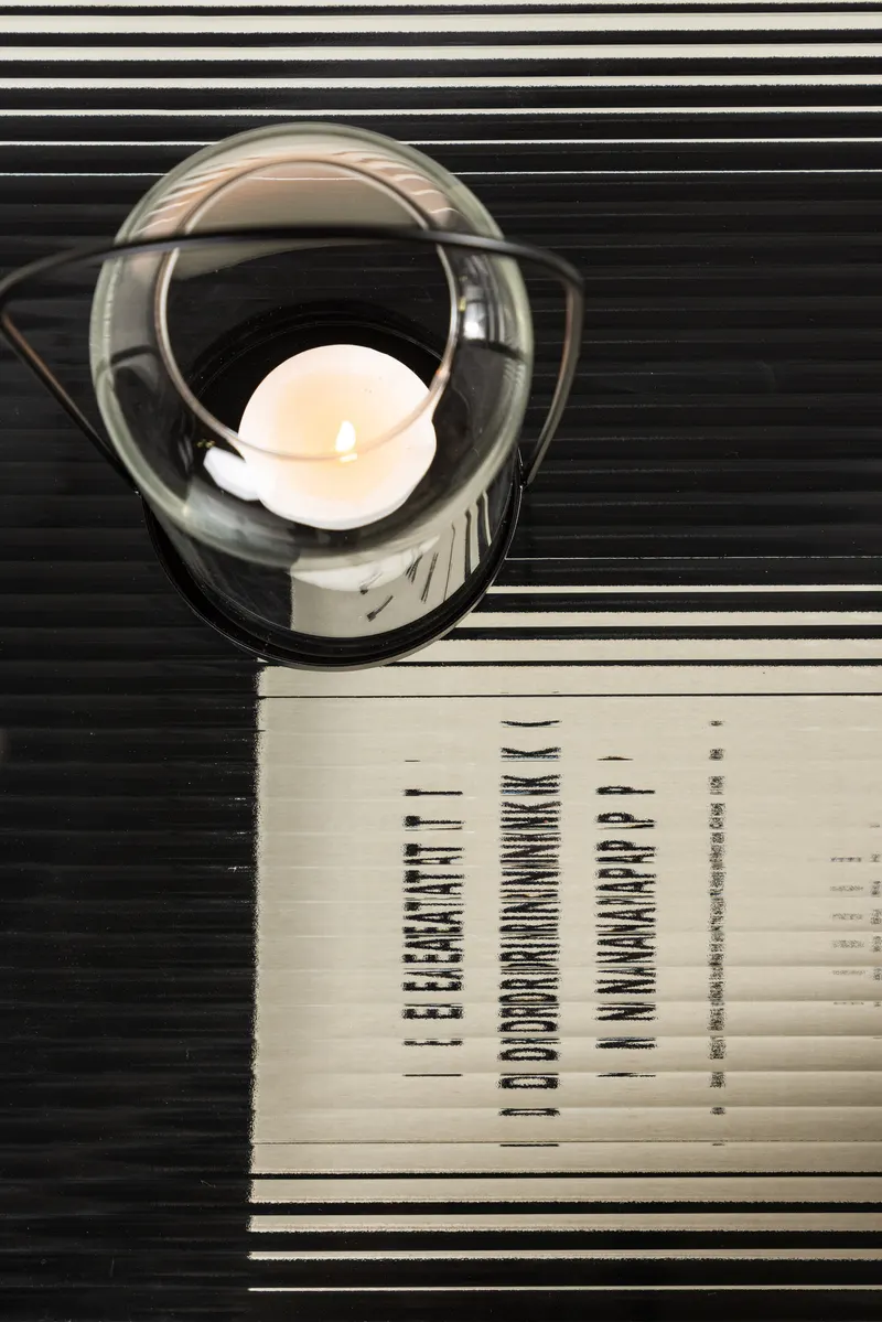 Campinas Couchtisch aus Glas und Stahl mit Ablage, im Wohnraum, Ansicht 4