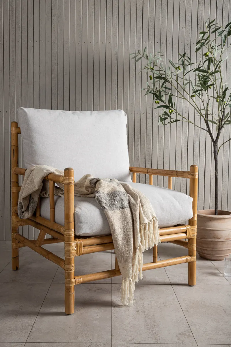 Cane Loungesessel aus Rattan mit Kissen, im Wohnraum, Ansicht 1