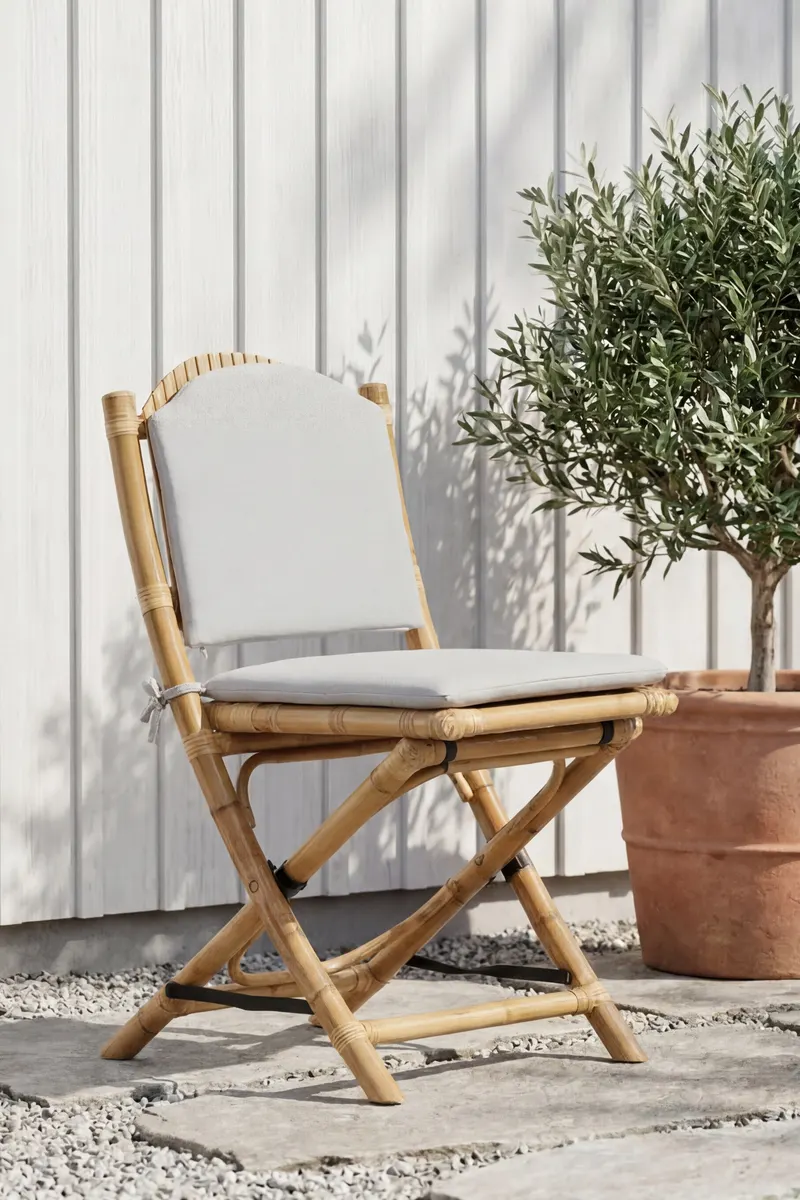 Cane klappbarer Gartenstuhl aus Rattan mit Sitzkissen, im Wohnraum, Ansicht 1