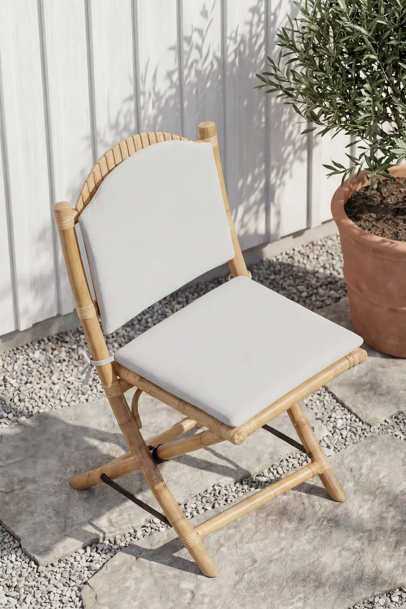 Cane klappbarer Gartenstuhl aus Rattan mit Sitzkissen, im Wohnraum, Ansicht 2