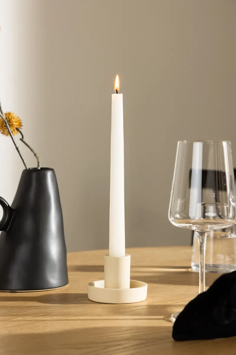 Ceco Kerzenständer aus Ton mit Tülle in flacher Schale in Beige, im Wohnraum, Ansicht 1