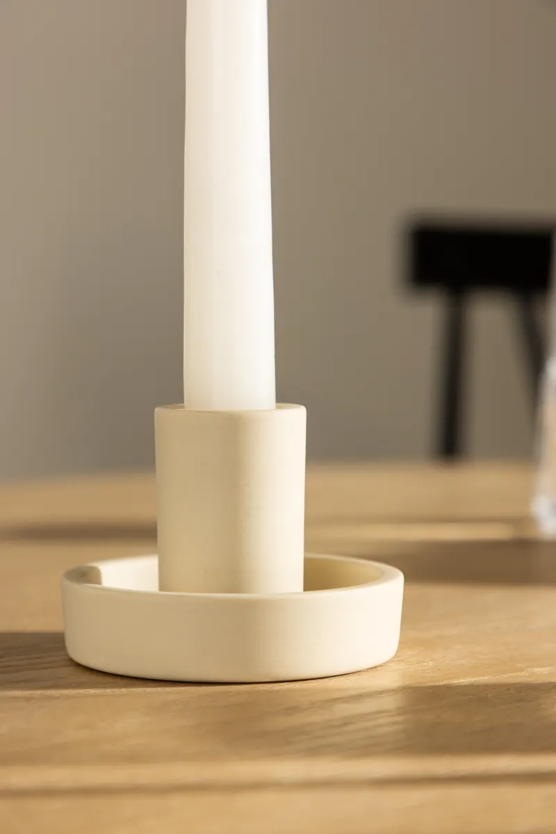 Ceco Kerzenständer aus Ton mit Tülle in flacher Schale in Beige, im Wohnraum, Ansicht 2