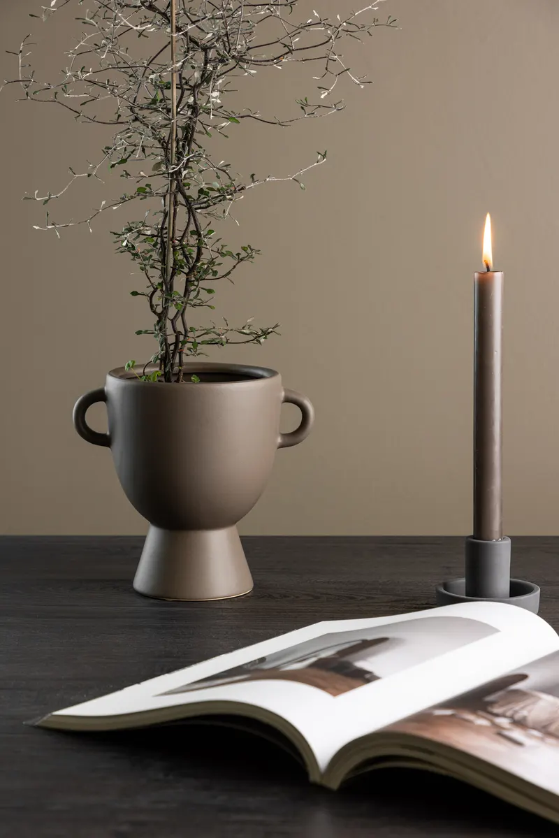 Cent Blumentopf mit Fuß und zwei Henkeln, im Wohnraum, Ansicht 1