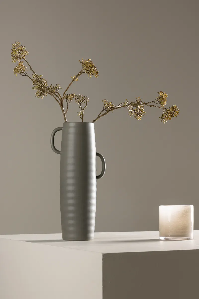 Cent Vase mit Henkel aus Steinzeug in Ø 13 cm, Dunkelgrau, im Wohnraum, Ansicht 1