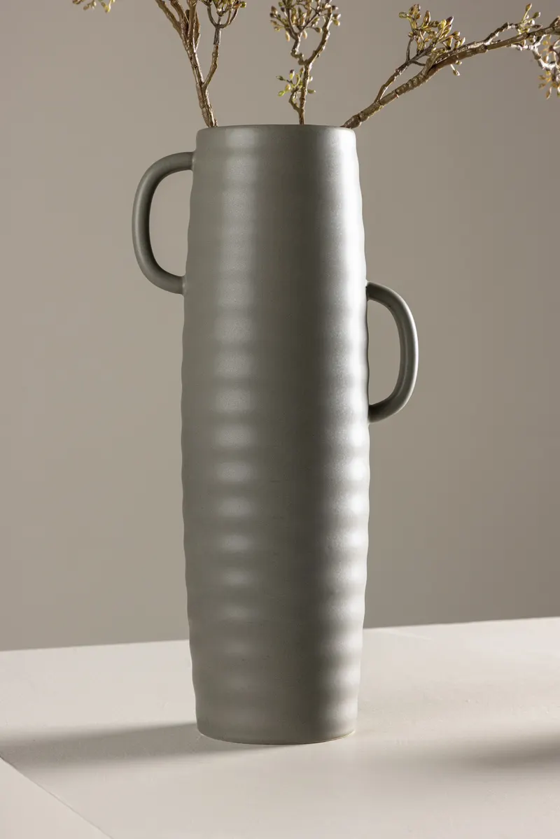 Cent Vase mit Henkel aus Steinzeug in Ø 13 cm, Dunkelgrau, im Wohnraum, Ansicht 2