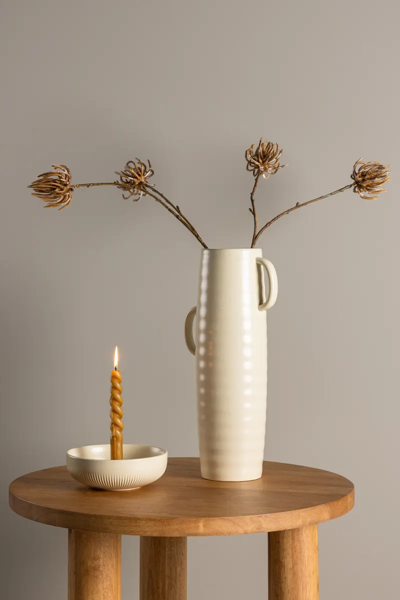Cent Vase mit Henkel aus Steinzeug in Ø 13 cm, Beige, im Wohnraum, Ansicht 1