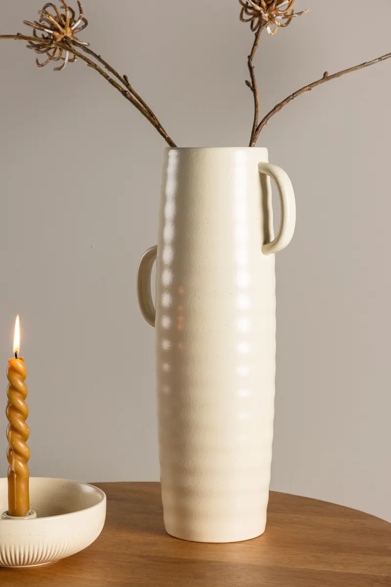 Cent Vase mit Henkel aus Steinzeug in Ø 13 cm, Beige, im Wohnraum, Ansicht 2