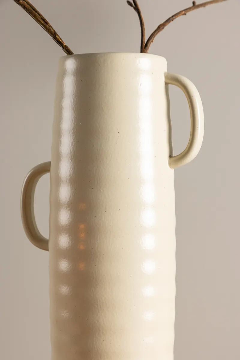 Cent Vase mit Henkel aus Steinzeug in Ø 13 cm, Beige, im Wohnraum, Ansicht 3