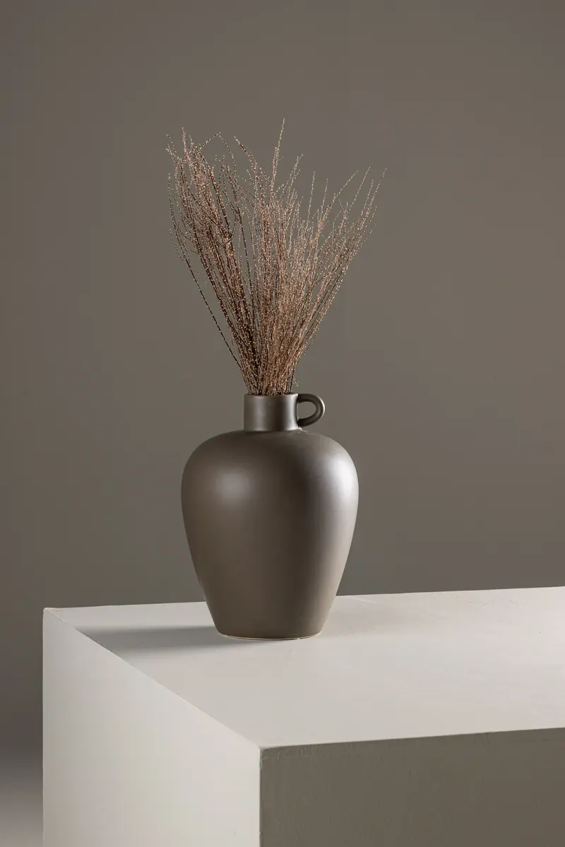 Cent Vase mit Henkel aus Steinzeug in Ø 24 cm, Braun, im Wohnraum, Ansicht 1