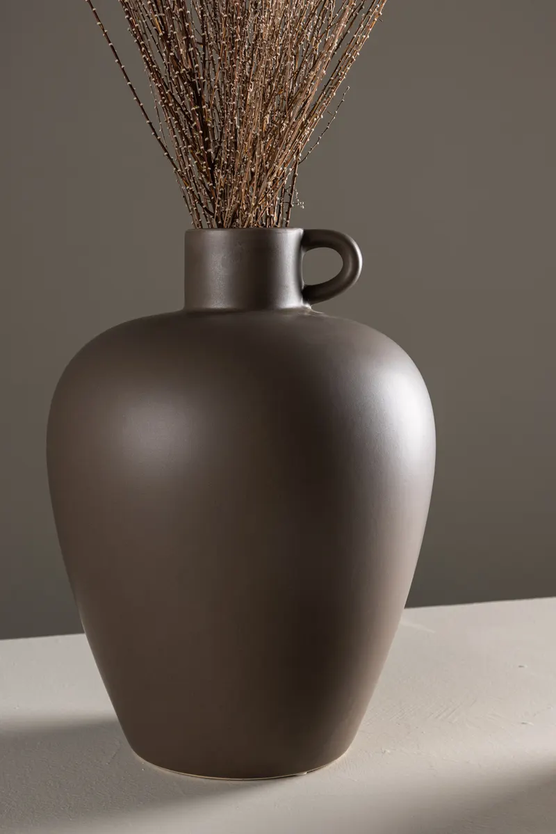 Cent Vase mit Henkel aus Steinzeug in Ø 24 cm, Braun, im Wohnraum, Ansicht 2
