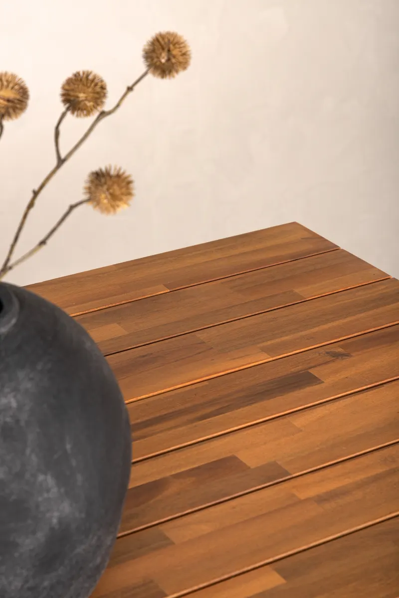Chan Gartentisch mit Akazienplatte und ausgestellten Stahlbeinen, im Wohnraum, Ansicht 4