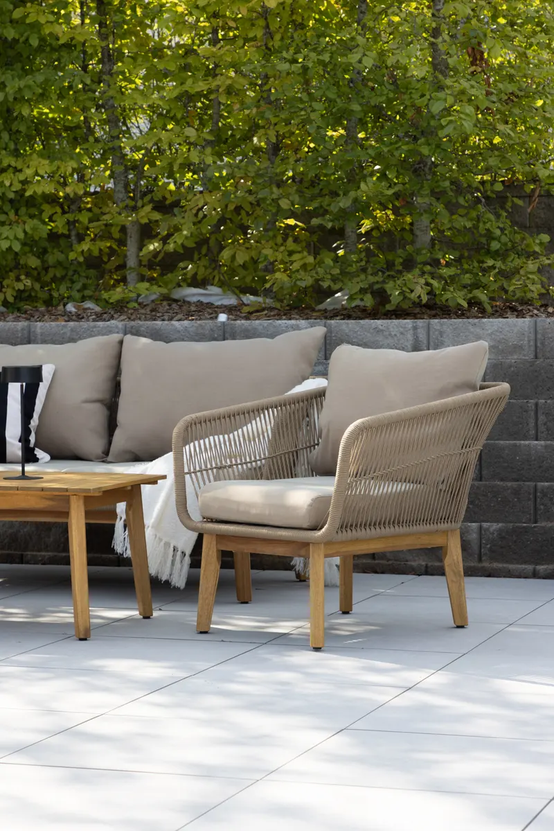 Chania Gartenlounge mit Zweisitzer, zwei Sesseln und Couchtisch in Table: H:45 L:110 W:60 Chair: D:75 H:76 W:75 Sofa: D:75 H:76 W:164 cm, im Wohnraum, Ansicht 2